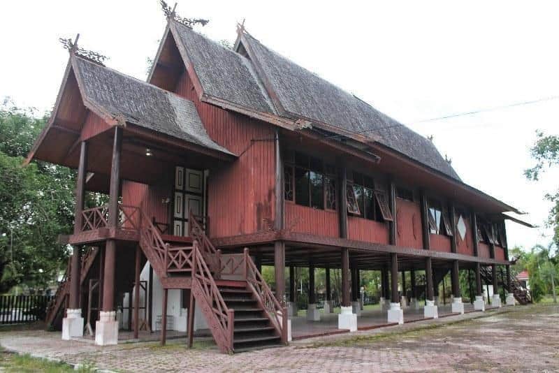 Jenis-Jenis Rumah Betang, Rumah Kebanggaan Suku Dayak, 1. Bentuknya yang Panjang dan Besar , 2. Ada Makna di Balik Rumah Betang, 3. Arah Rumah Betang , 1. Rumah Betang Toyoi, 2. Rumah Betang Damang Batu, 3. Rumah Betang Muara Mea, 4. Rumah Betang Sei Pasah, 5. Rumah Betang Pasir Panjang, 6. Rumah Betang Desa Tumbang Bukoi, 7. Rumah Betang Tambaba