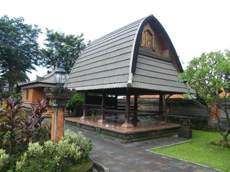 Jineng atau Klumpu, 3. Pamerajan, 4. Bale Daja atau Balai Meten, 5. Bale Dauh atau Bale Tiang Sanga, 6. Bale Gede, 7. Jineng atau Klumpu, 8. Pawaregen atau Paon
