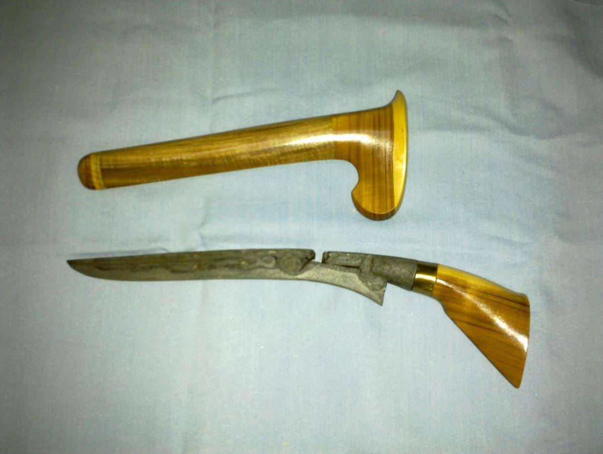 Kul Buntet / Pusaran, ‌1. Badik Makassar, 2. ‌Kul Buntet / Pusaran, ‌ 3. Badik Bugis Luwu, 4. ‌Badik Raja (Gecong Raja, Bontoala), 5. ‌Uladeddu, 6. ‌Badik La Gecong, 7. ‌Badik Lompo Battang , ‌ 8. Badik Taeng, ‌9. Badik Luwu