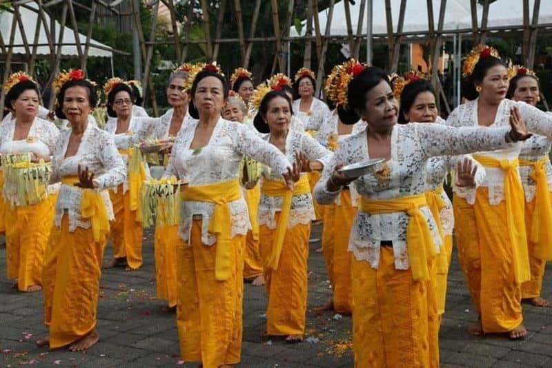 Kamen, Makna di Balik Pakaian Adat Bali, Jenis-Jenis Pakaian Adat Bali, Pakaian Adat Bali, Pakaian Adat Bali Laki-Laki dan Aksesoris, Pakaian Adat Bali Bagi Perempuan dan Aksesorisnya