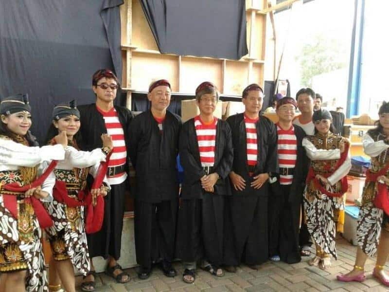 Katemang kalep, 1. Baju Manten, 2. Baju Cak dan Ning, 3. Pese’an Madura, 4. Kebaya Rancongan, 5. Baju Penadon, 6. Baju Gothil, 1. Ikat Kepala atau Odheng, 2. Ikat Pinggang atau Sabuk , 3. Senjata