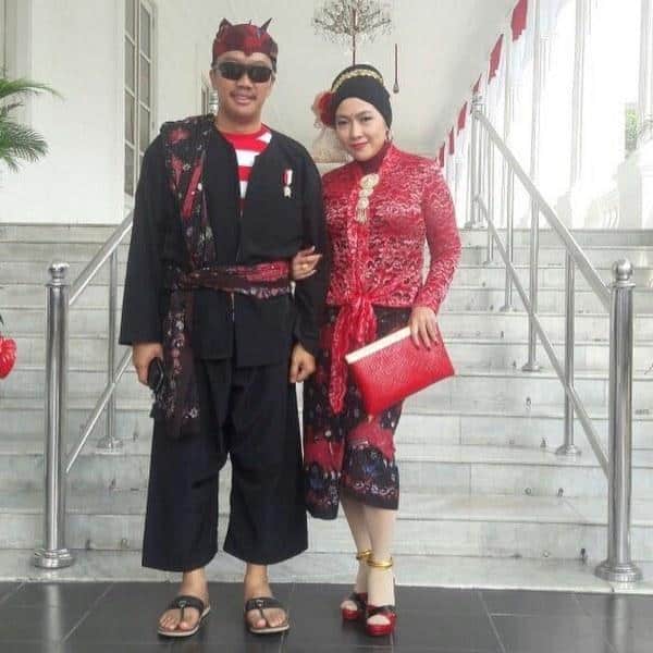 Kebaya Rancongan, 1. Baju Manten, 2. Baju Cak dan Ning, 3. Pese’an Madura, 4. Kebaya Rancongan, 5. Baju Penadon, 6. Baju Gothil, 1. Ikat Kepala atau Odheng, 2. Ikat Pinggang atau Sabuk , 3. Senjata