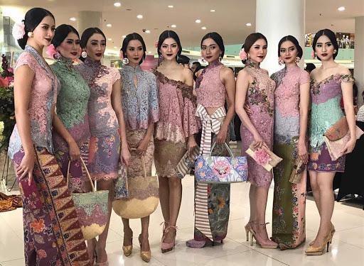 Kebaya Sunda, 1. Pangsi, 2. Kebaya Sunda, 3. Beskap, 4. Bedahan , 5. Jas Menak/Beludru , 6. Pakaian Mojang Jajaka, 7. Kebaya Pengantin, 8. Sinjang, 9. Baju selontreng , 10. Selempang Dodot Poleng 