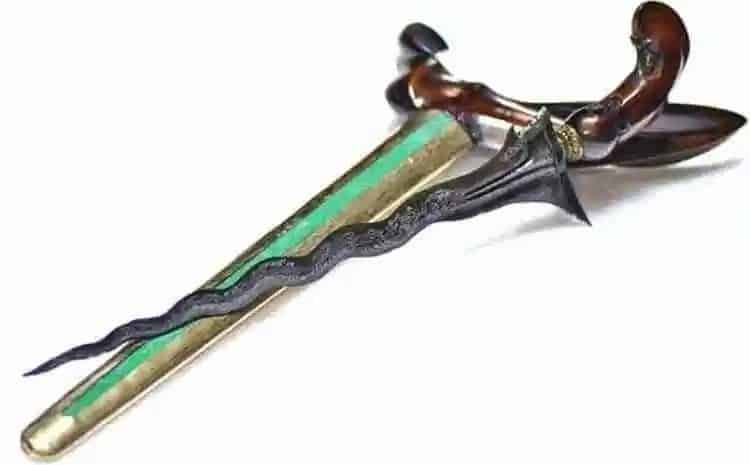 Keris Tayuhan, 1. Keris Tayuhan, 2. Trisula , 3. Penampad, 4. Wedhung, 5. Kandik, 6. Pisau Tiuk , 7. Blakas, 9. Caluk, 10. Tombak