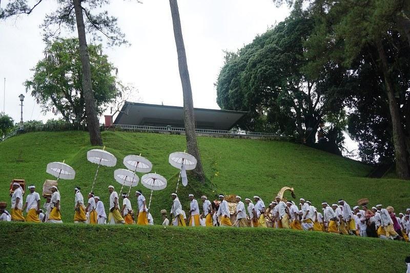 Pakaian Adat Bali, Makna di Balik Pakaian Adat Bali, Jenis-Jenis Pakaian Adat Bali, Pakaian Adat Bali, Pakaian Adat Bali Laki-Laki dan Aksesoris, Pakaian Adat Bali Bagi Perempuan dan Aksesorisnya