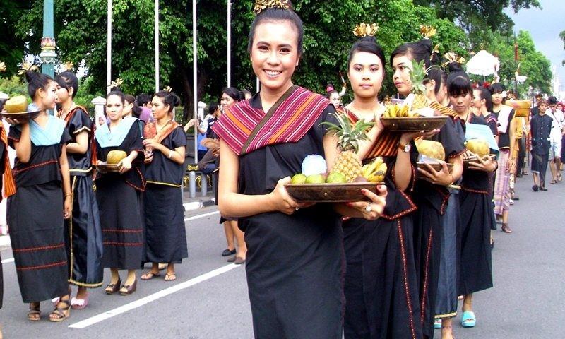 Pakaian Adat Lambung, 1. Pakaian Adat Lambung , 2. Baju Adat Pegon , 3. Pakaian Adat Rimpu, 4. Pakaian Adat Katente Tembe, 5. Pakaian Adat Suku Bayan, 6. Pakaian Adat Poro, 7. Pakaian Adat Poro Rante dan Pasangi, 8. Pakaian Adat Suku Donggo, 9. Pakaian Adat Suku Sumbawa