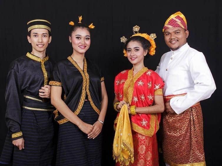 Pakaian Adat Poro Rante dan Pasangi, 1. Pakaian Adat Lambung , 2. Baju Adat Pegon , 3. Pakaian Adat Rimpu, 4. Pakaian Adat Katente Tembe, 5. Pakaian Adat Suku Bayan, 6. Pakaian Adat Poro, 7. Pakaian Adat Poro Rante dan Pasangi, 8. Pakaian Adat Suku Donggo, 9. Pakaian Adat Suku Sumbawa