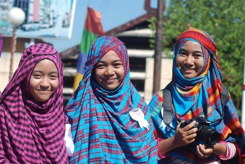 Pakaian Adat Rimpu, 1. Pakaian Adat Lambung , 2. Baju Adat Pegon , 3. Pakaian Adat Rimpu, 4. Pakaian Adat Katente Tembe, 5. Pakaian Adat Suku Bayan, 6. Pakaian Adat Poro, 7. Pakaian Adat Poro Rante dan Pasangi, 8. Pakaian Adat Suku Donggo, 9. Pakaian Adat Suku Sumbawa