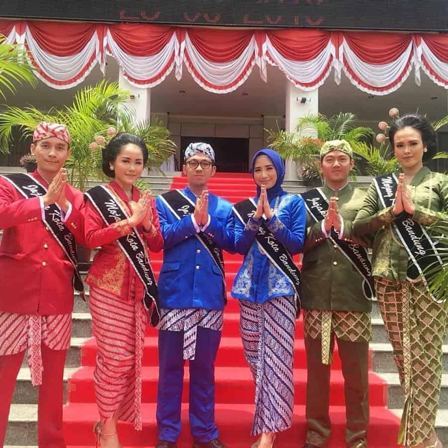 Pakaian Mojang Jajaka, 1. Pangsi, 2. Kebaya Sunda, 3. Beskap, 4. Bedahan , 5. Jas Menak/Beludru , 6. Pakaian Mojang Jajaka, 7. Kebaya Pengantin, 8. Sinjang, 9. Baju selontreng , 10. Selempang Dodot Poleng 