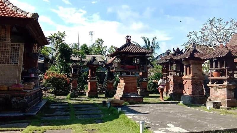 Pamerajan, 3. Pamerajan, 4. Bale Daja atau Balai Meten, 5. Bale Dauh atau Bale Tiang Sanga, 6. Bale Gede, 7. Jineng atau Klumpu, 8. Pawaregen atau Paon
