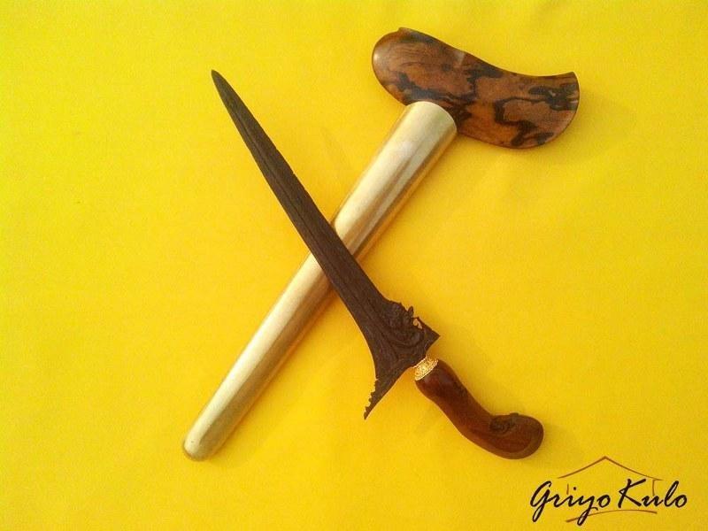 Patrem, 1. Keris, 2. Patrem, 3. Tombak atau Waos, 4. Wedhung, 5. Candrasa, 6. Plintheng, 7. Tulup, 8. Canggah , 9. Bandhil , 10. Tameng