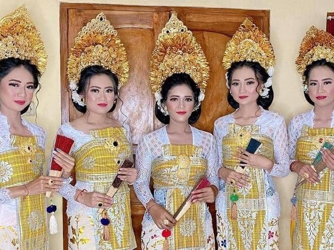 Payas Madya, Makna di Balik Pakaian Adat Bali, Jenis-Jenis Pakaian Adat Bali, Pakaian Adat Bali, Pakaian Adat Bali Laki-Laki dan Aksesoris, Pakaian Adat Bali Bagi Perempuan dan Aksesorisnya