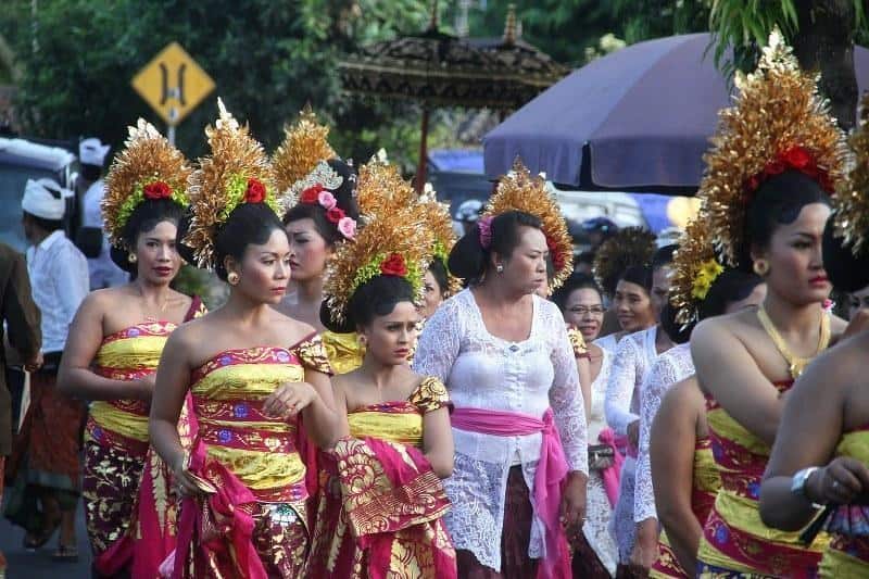 Payas Agung, Makna di Balik Pakaian Adat Bali, Jenis-Jenis Pakaian Adat Bali, Pakaian Adat Bali, Pakaian Adat Bali Laki-Laki dan Aksesoris, Pakaian Adat Bali Bagi Perempuan dan Aksesorisnya