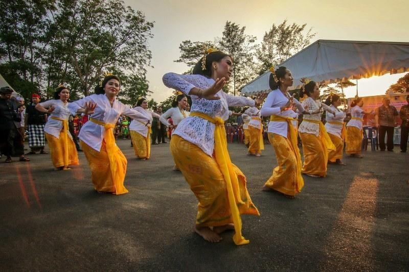 Payas Alit, Makna di Balik Pakaian Adat Bali, Jenis-Jenis Pakaian Adat Bali, Pakaian Adat Bali, Pakaian Adat Bali Laki-Laki dan Aksesoris, Pakaian Adat Bali Bagi Perempuan dan Aksesorisnya