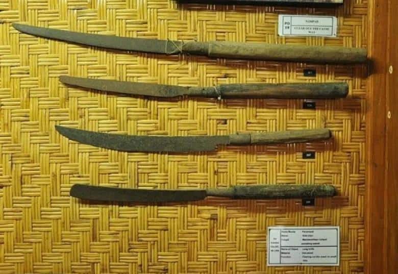 Penampad, 1. Keris Tayuhan, 2. Trisula , 3. Penampad, 4. Wedhung, 5. Kandik, 6. Pisau Tiuk , 7. Blakas, 9. Caluk, 10. Tombak