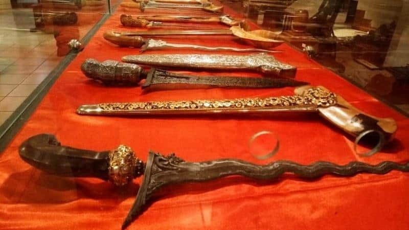Pengertian Senjata Tradisional dan Jenisnya, 1. Keris, 2. Patrem, 3. Tombak atau Waos, 4. Wedhung, 5. Candrasa, 6. Plintheng, 7. Tulup, 8. Canggah , 9. Bandhil , 10. Tameng