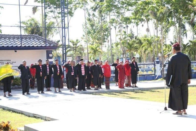 Pese’an Madura, 1. Baju Manten, 2. Baju Cak dan Ning, 3. Pese’an Madura, 4. Kebaya Rancongan, 5. Baju Penadon, 6. Baju Gothil, 1. Ikat Kepala atau Odheng, 2. Ikat Pinggang atau Sabuk , 3. Senjata