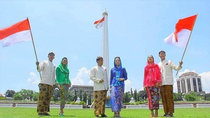 Pernik dan Aksesoris Yang Dikenakan Pada Pakaian Adat Jawa Timur, 1. Baju Manten, 2. Baju Cak dan Ning, 3. Pese’an Madura, 4. Kebaya Rancongan, 5. Baju Penadon, 6. Baju Gothil, 1. Ikat Kepala atau Odheng, 2. Ikat Pinggang atau Sabuk , 3. Senjata