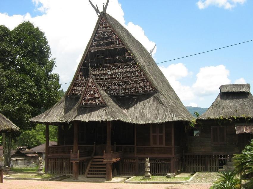 Rumah Adat Bagas Godang (Batak Mandailing), 1. Rumah Adat Bolon (Batak Toba), 2. Rumah Adat Siwaluh Jabu (Batak Karo), 3. Rumah Adat Bagas Godang (Batak Mandailing), 4. Rumah Adat Jerro (Batak Pakpak), 5. Rumah Adat Omo Hada dan Omo Sebuha (Nias), 6. Rumah Adat Simalungun (Suku Simalungun), 7. Rumah adat Angkola (Suku Angkola), 8. Rumah Adat Melayu Langkat (Suku Melayu)