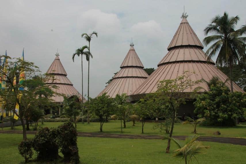 Rumah Adat Kariwari, 1. Rumah Adat Honai, 2. Rumah Adat Ebei untuk Perempuan, 3. Rumah Pohon Suku Korowai, 4. Rumah Adat Rumsram, 5. Rumah Adat Jew dari Suku Asmat , 6. Rumah Adat Kariwari, 7. Rumah Adat Kaki Seribu, 8. Rumah Adat Wamai
