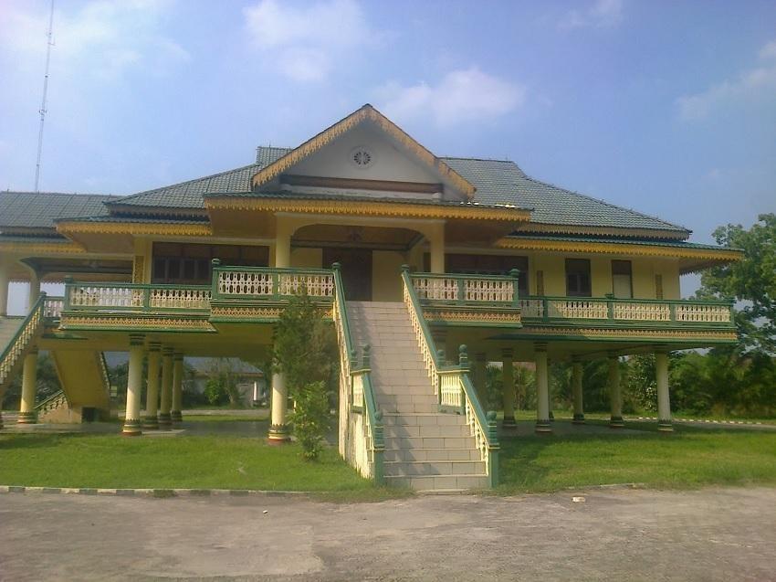 Rumah Adat Melayu Langkat (Suku Melayu), 1. Rumah Adat Bolon (Batak Toba), 2. Rumah Adat Siwaluh Jabu (Batak Karo), 3. Rumah Adat Bagas Godang (Batak Mandailing), 4. Rumah Adat Jerro (Batak Pakpak), 5. Rumah Adat Omo Hada dan Omo Sebuha (Nias), 6. Rumah Adat Simalungun (Suku Simalungun), 7. Rumah adat Angkola (Suku Angkola), 8. Rumah Adat Melayu Langkat (Suku Melayu)