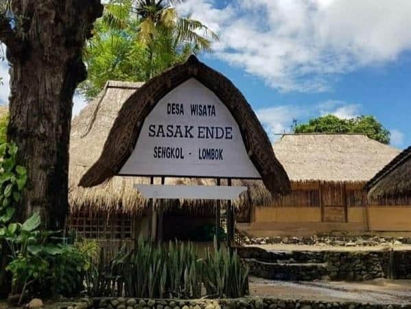 Rumah Adat Sasak, a. Bale Tani, b. Bale Jajar, c. Berugaq Sekepat, d. Berugaq Sekenam, e. Bale Bonder, f. Bale Lumbung