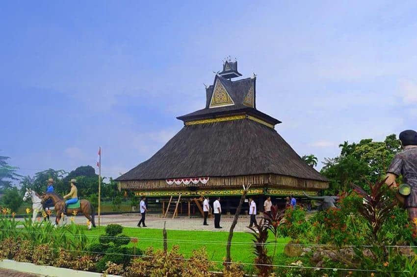 Rumah Adat Siwaluh Jabu (Batak Karo), 1. Rumah Adat Bolon (Batak Toba), 2. Rumah Adat Siwaluh Jabu (Batak Karo), 3. Rumah Adat Bagas Godang (Batak Mandailing), 4. Rumah Adat Jerro (Batak Pakpak), 5. Rumah Adat Omo Hada dan Omo Sebuha (Nias), 6. Rumah Adat Simalungun (Suku Simalungun), 7. Rumah adat Angkola (Suku Angkola), 8. Rumah Adat Melayu Langkat (Suku Melayu)