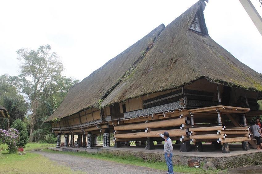 Rumah Adat Simalungun (Suku Simalungun), 1. Rumah Adat Bolon (Batak Toba), 2. Rumah Adat Siwaluh Jabu (Batak Karo), 3. Rumah Adat Bagas Godang (Batak Mandailing), 4. Rumah Adat Jerro (Batak Pakpak), 5. Rumah Adat Omo Hada dan Omo Sebuha (Nias), 6. Rumah Adat Simalungun (Suku Simalungun), 7. Rumah adat Angkola (Suku Angkola), 8. Rumah Adat Melayu Langkat (Suku Melayu)