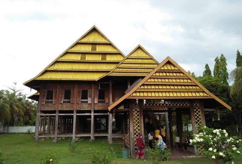 Rumah Adat Suku Luwu, 1. Rumah adat Suku Toraja, 2. Rumah Adat Suku Makassar, 3. Rumah Adat Suku Bugis, 4. Rumah Adat Suku Luwu