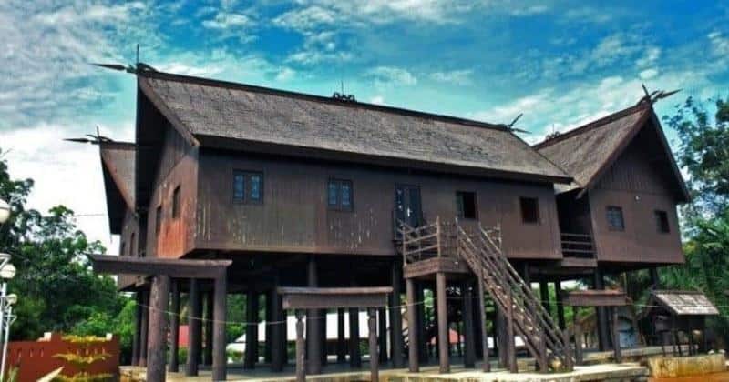 Rumah Betang Tambaba, 1. Bentuknya yang Panjang dan Besar , 2. Ada Makna di Balik Rumah Betang, 3. Arah Rumah Betang , 1. Rumah Betang Toyoi, 2. Rumah Betang Damang Batu, 3. Rumah Betang Muara Mea, 4. Rumah Betang Sei Pasah, 5. Rumah Betang Pasir Panjang, 6. Rumah Betang Desa Tumbang Bukoi, 7. Rumah Betang Tambaba