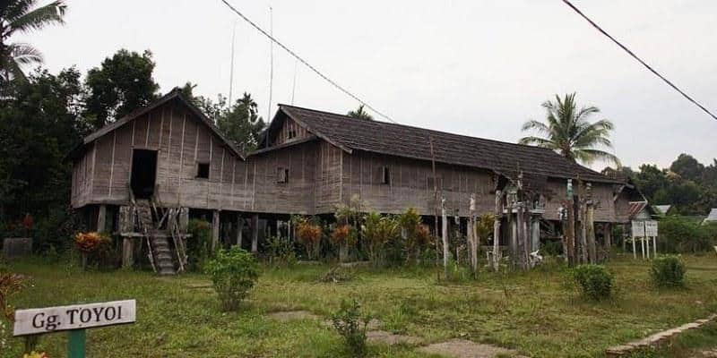 Rumah Betang Toyoi, 1. Bentuknya yang Panjang dan Besar , 2. Ada Makna di Balik Rumah Betang, 3. Arah Rumah Betang , 1. Rumah Betang Toyoi, 2. Rumah Betang Damang Batu, 3. Rumah Betang Muara Mea, 4. Rumah Betang Sei Pasah, 5. Rumah Betang Pasir Panjang, 6. Rumah Betang Desa Tumbang Bukoi, 7. Rumah Betang Tambaba