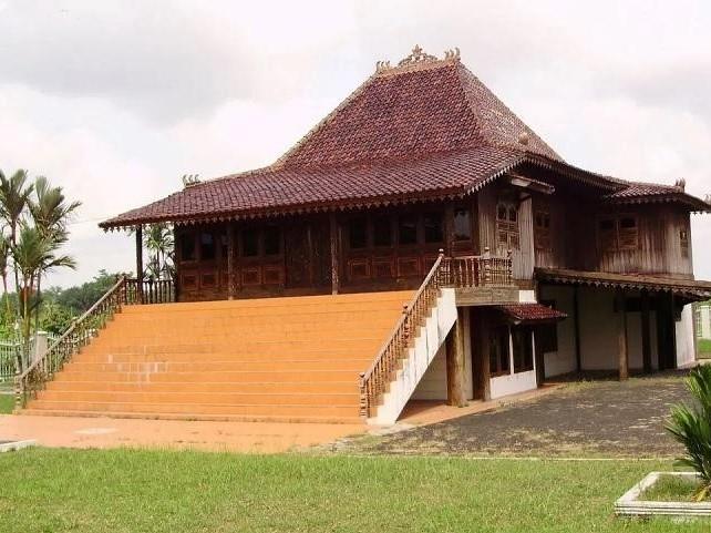 Rumah Kilapan, 1. Rumah Limas, 2. Rumah Rakit, 3. Rumah Cara Gudang, 1. Rumah Tatahan, 2. Rumah Kilapan, 3. Rumah Padu Kingking, 4. Rumah Padu Ampar