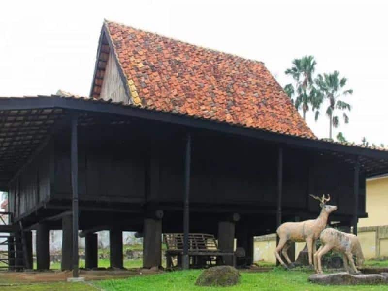 Rumah Padu Ampar, 1. Rumah Limas, 2. Rumah Rakit, 3. Rumah Cara Gudang, 1. Rumah Tatahan, 2. Rumah Kilapan, 3. Rumah Padu Kingking, 4. Rumah Padu Ampar