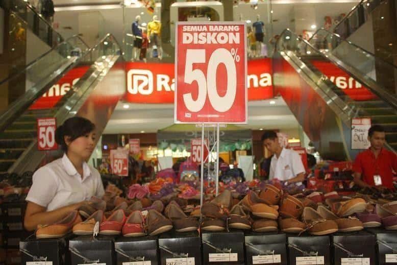 Ramayana Karawang, 1. Mall Karawang, 2. Mall Cikampek, 3. Resinda Park Mall, 4. Karawang Cental Plaza, 5. Festive Walk Karawang, 6. Supermall, 7. Ramayana Karawang, 8. Mall Technomart Karawang, 9. Carrefour Karawang, 10. Karawang Electronic Center