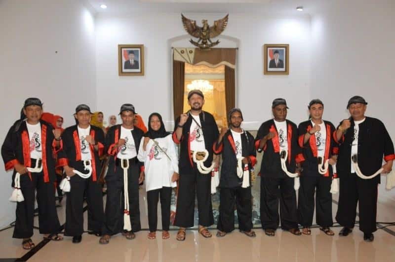 Sabuk Othok, 1. Baju Manten, 2. Baju Cak dan Ning, 3. Pese’an Madura, 4. Kebaya Rancongan, 5. Baju Penadon, 6. Baju Gothil, 1. Ikat Kepala atau Odheng, 2. Ikat Pinggang atau Sabuk , 3. Senjata