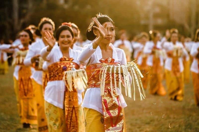 Sabuk Prada, Makna di Balik Pakaian Adat Bali, Jenis-Jenis Pakaian Adat Bali, Pakaian Adat Bali, Pakaian Adat Bali Laki-Laki dan Aksesoris, Pakaian Adat Bali Bagi Perempuan dan Aksesorisnya