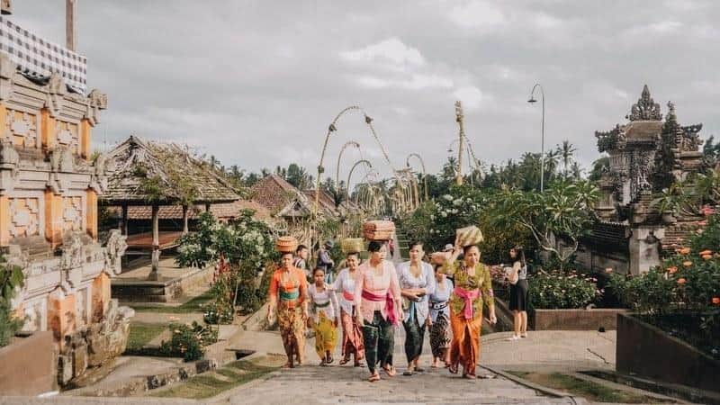 Selendang, Makna di Balik Pakaian Adat Bali, Jenis-Jenis Pakaian Adat Bali, Pakaian Adat Bali, Pakaian Adat Bali Laki-Laki dan Aksesoris, Pakaian Adat Bali Bagi Perempuan dan Aksesorisnya
