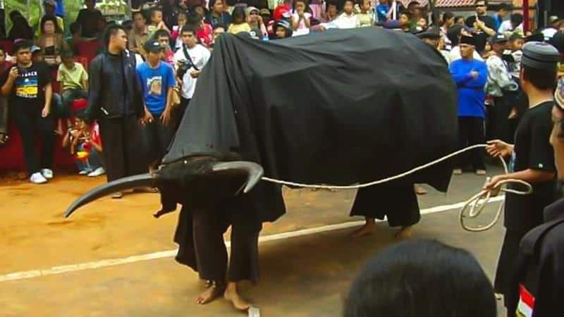 Seni Bantengan, 1. Tari Remo, 2. Tari Seblang, 3. Tari Gandrung, 4. Seni Bantengan, 5. Tari Muang Sangkal, 6. Tari Reog, 7. Tari Beskalan Putri, 8. Seni Jaranan, 9. Tari Giplang, 10. Tari Pecut