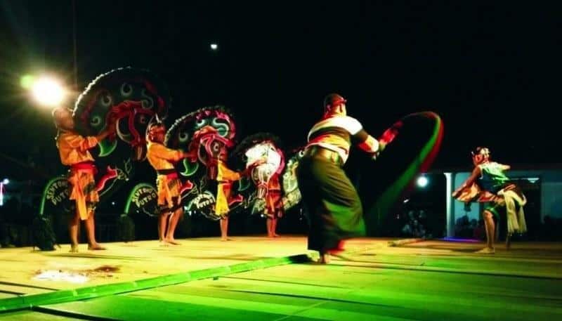 Seni Jaranan, 1. Tari Remo, 2. Tari Seblang, 3. Tari Gandrung, 4. Seni Bantengan, 5. Tari Muang Sangkal, 6. Tari Reog, 7. Tari Beskalan Putri, 8. Seni Jaranan, 9. Tari Giplang, 10. Tari Pecut