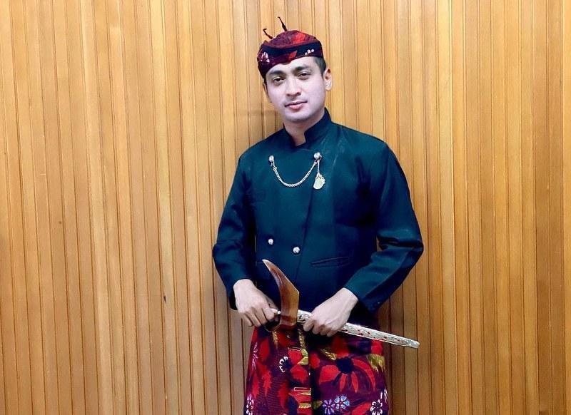 Senjata, 1. Baju Manten, 2. Baju Cak dan Ning, 3. Pese’an Madura, 4. Kebaya Rancongan, 5. Baju Penadon, 6. Baju Gothil, 1. Ikat Kepala atau Odheng, 2. Ikat Pinggang atau Sabuk , 3. Senjata