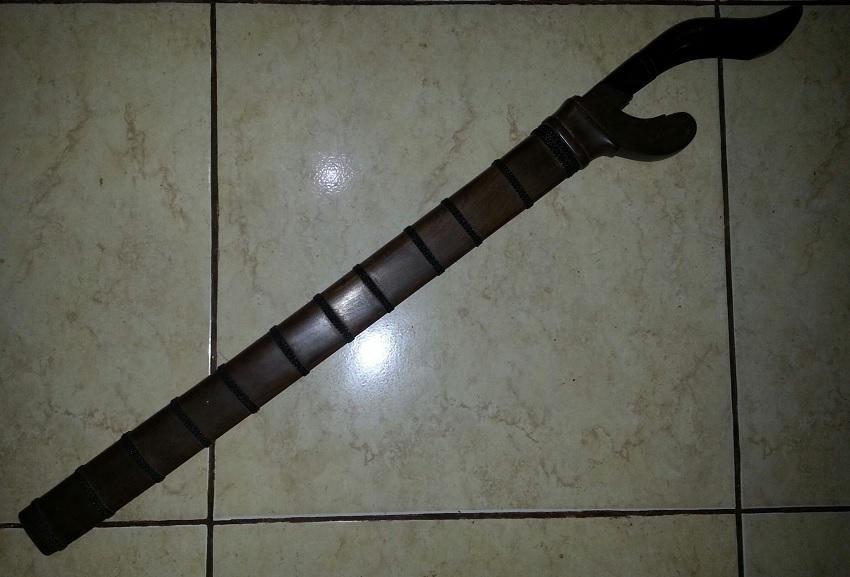Senjata Kelewang, 1. Senjata Surik atau Sundu, 2. Senjata Kabeala, 3. Senjata Tombak Lamaholot, 4. Senjata Panah, 5. Senjata Kelewang, 6. Senjata Kampak , 7. Dopi atau Perisai, 8. Racun pada Senjata