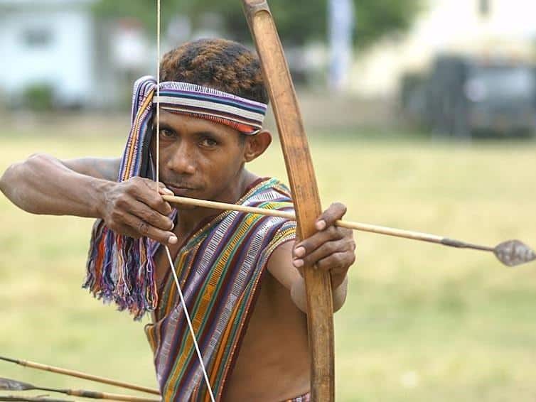 Senjata Rama, 1. Senjata Surik atau Sundu, 2. Senjata Kabeala, 3. Senjata Tombak Lamaholot, 4. Senjata Panah, 5. Senjata Kelewang, 6. Senjata Kampak , 7. Dopi atau Perisai, 8. Racun pada Senjata