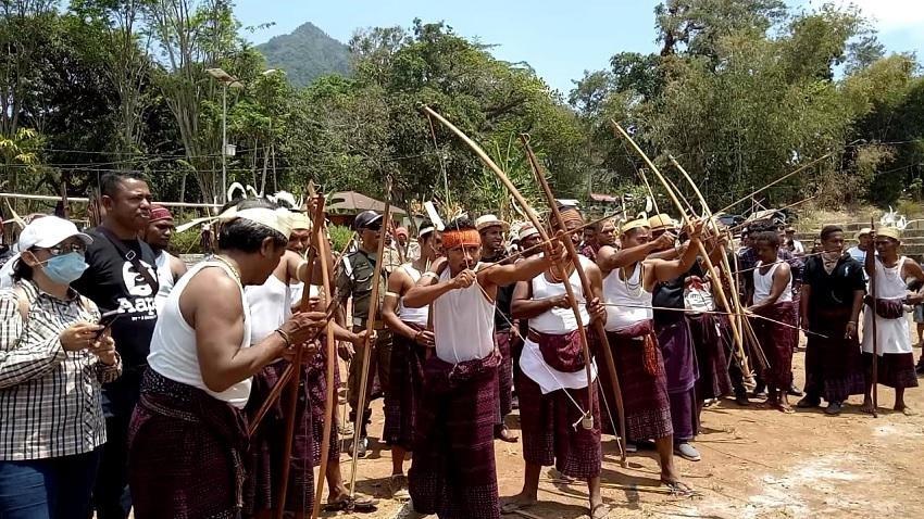 Senjata Wuhu Amet, 1. Senjata Surik atau Sundu, 2. Senjata Kabeala, 3. Senjata Tombak Lamaholot, 4. Senjata Panah, 5. Senjata Kelewang, 6. Senjata Kampak , 7. Dopi atau Perisai, 8. Racun pada Senjata