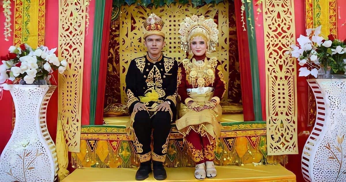 Sileuweu, 1. Kain Kerawang Gayo, 2. Sileuweu, 3. Baju Kurung, 4. Meukeutop, 5. Meukasah, 6. Cekak Musang, 7. Patam Dhoe