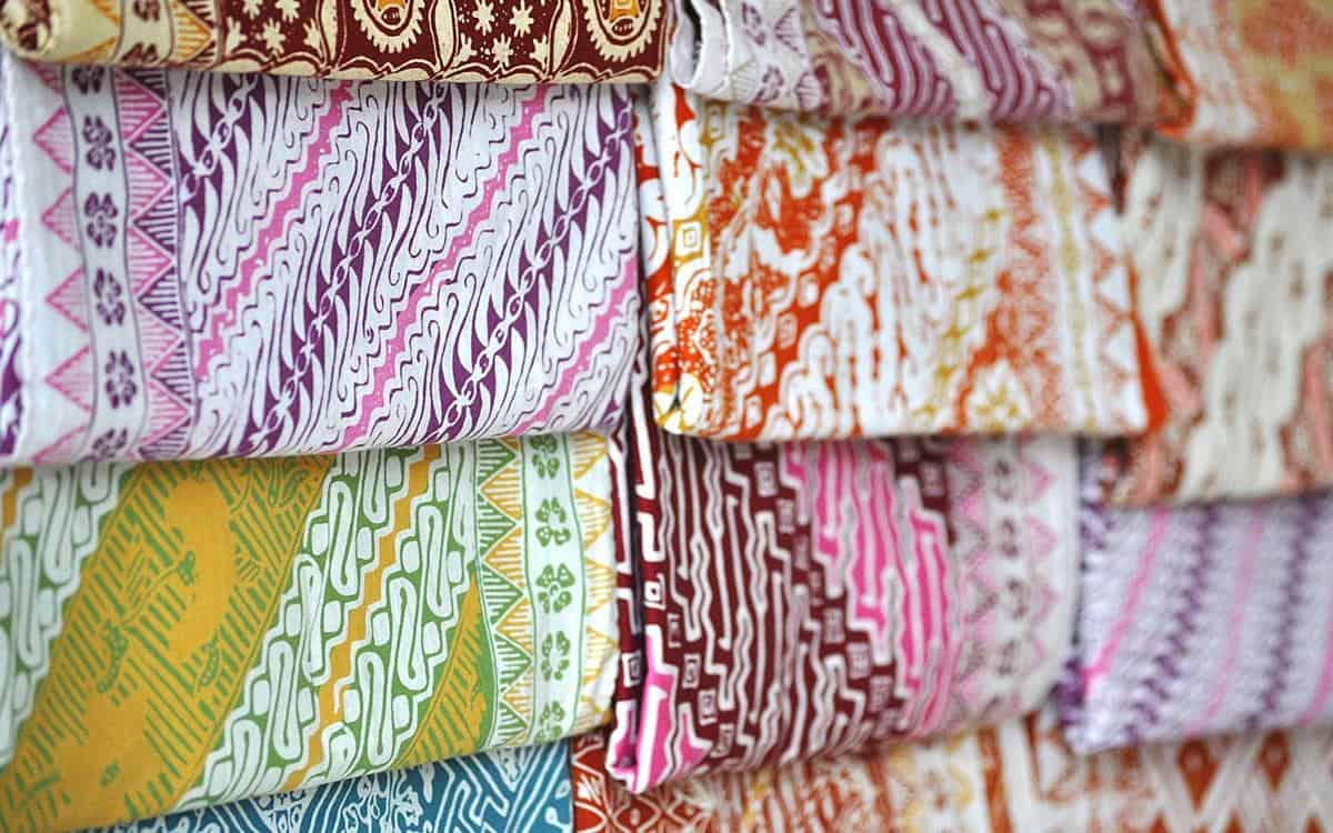 Sinjang, 1. Pangsi, 2. Kebaya Sunda, 3. Beskap, 4. Bedahan , 5. Jas Menak/Beludru , 6. Pakaian Mojang Jajaka, 7. Kebaya Pengantin, 8. Sinjang, 9. Baju selontreng , 10. Selempang Dodot Poleng 