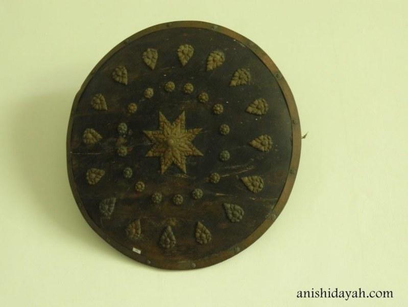 Tameng, 1. Keris, 2. Patrem, 3. Tombak atau Waos, 4. Wedhung, 5. Candrasa, 6. Plintheng, 7. Tulup, 8. Canggah , 9. Bandhil , 10. Tameng