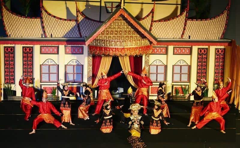 Tari Galombang, 1. Tari Piring, 2. Tari Pasambahan, 3. Tari Indang Badindin , 4. Tari Rantak , 5. Tari Galombang, 6. Tari Alang Babega, 7. Tarian Randai, 8. Tari Tempurung, 9. Tari Lilin, 10. Tari Payung