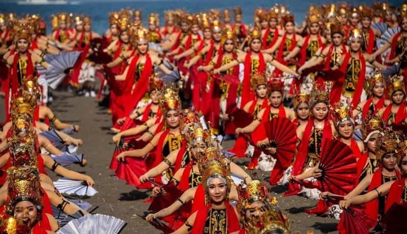 Tari Gandrung, 1. Tari Remo, 2. Tari Seblang, 3. Tari Gandrung, 4. Seni Bantengan, 5. Tari Muang Sangkal, 6. Tari Reog, 7. Tari Beskalan Putri, 8. Seni Jaranan, 9. Tari Giplang, 10. Tari Pecut