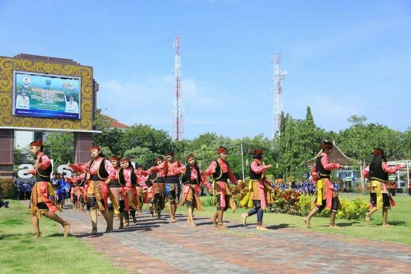 Tari Giplang, 1. Tari Remo, 2. Tari Seblang, 3. Tari Gandrung, 4. Seni Bantengan, 5. Tari Muang Sangkal, 6. Tari Reog, 7. Tari Beskalan Putri, 8. Seni Jaranan, 9. Tari Giplang, 10. Tari Pecut