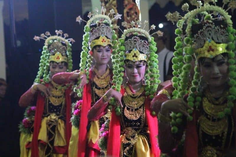 Tari Muang Sangkal, 1. Tari Remo, 2. Tari Seblang, 3. Tari Gandrung, 4. Seni Bantengan, 5. Tari Muang Sangkal, 6. Tari Reog, 7. Tari Beskalan Putri, 8. Seni Jaranan, 9. Tari Giplang, 10. Tari Pecut
